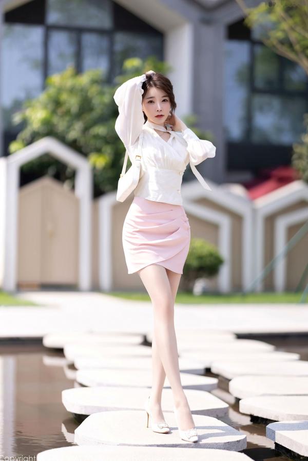    XiaoYu语画界-876-徐莉芝：纯欲白色上衣搭配粉色蕾丝内衣，私房照尽显修长美腿与极致诱惑，气质御姐的居家时刻第13张图片
