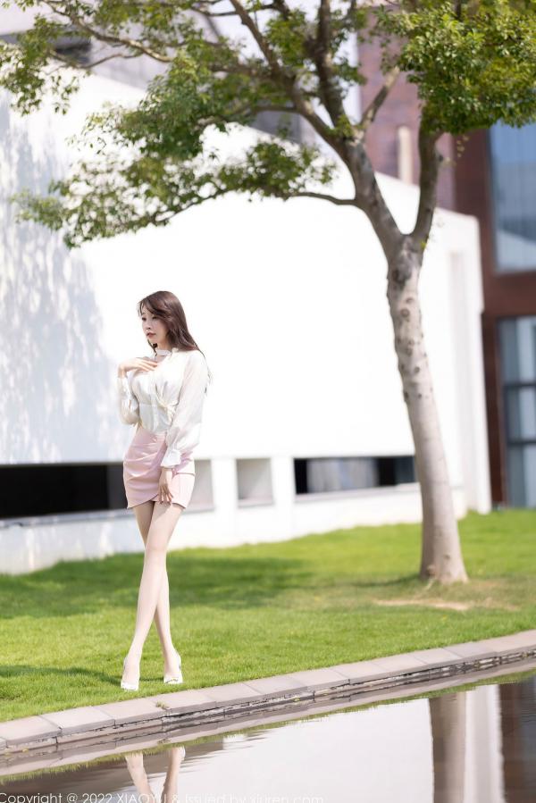    XiaoYu语画界-876-徐莉芝：纯欲白色上衣搭配粉色蕾丝内衣，私房照尽显修长美腿与极致诱惑，气质御姐的居家时刻第14张图片