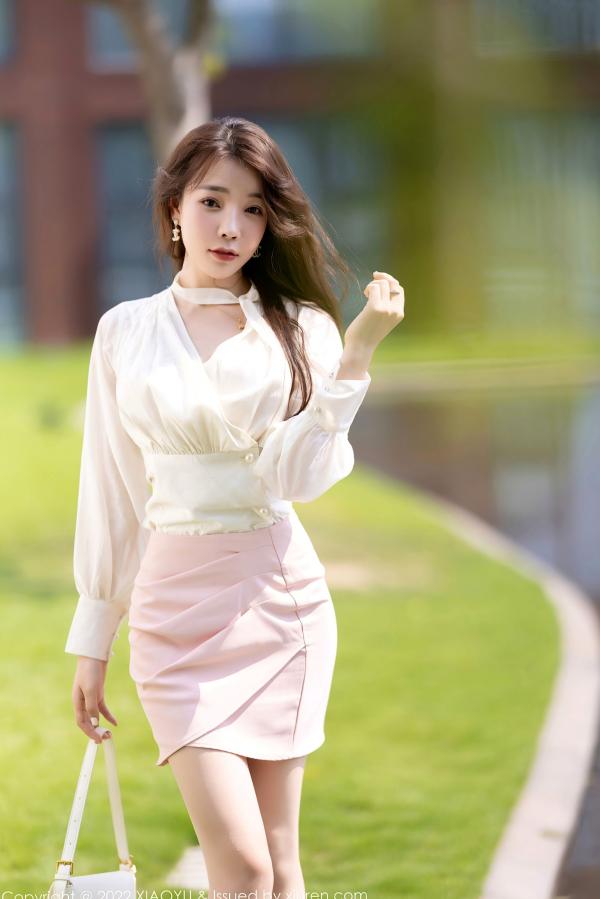    XiaoYu语画界-876-徐莉芝：纯欲白色上衣搭配粉色蕾丝内衣，私房照尽显修长美腿与极致诱惑，气质御姐的居家时刻第16张图片