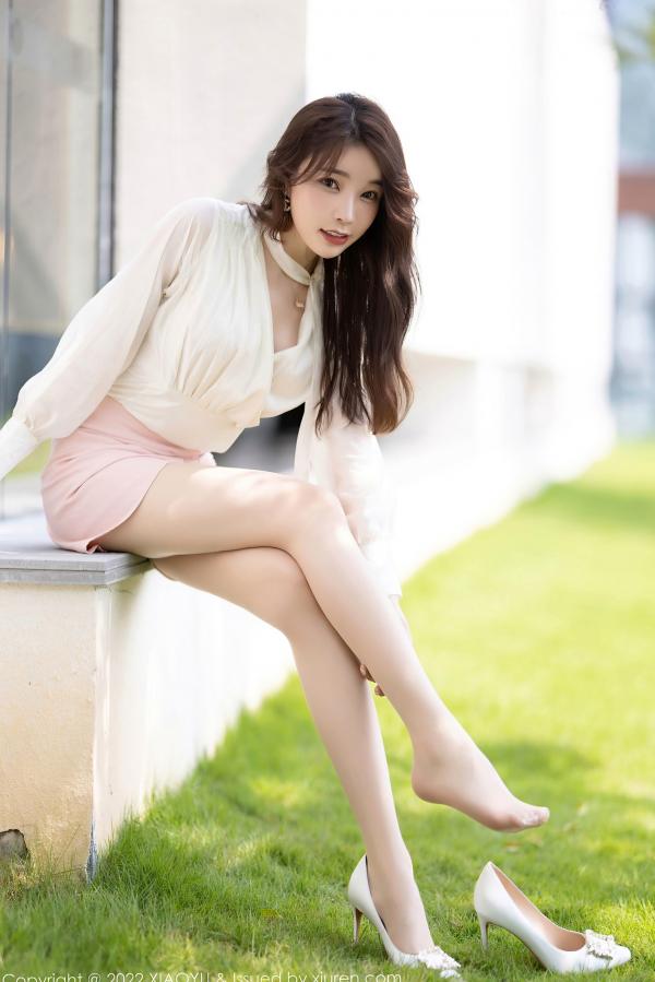    XiaoYu语画界-876-徐莉芝：纯欲白色上衣搭配粉色蕾丝内衣，私房照尽显修长美腿与极致诱惑，气质御姐的居家时刻第18张图片