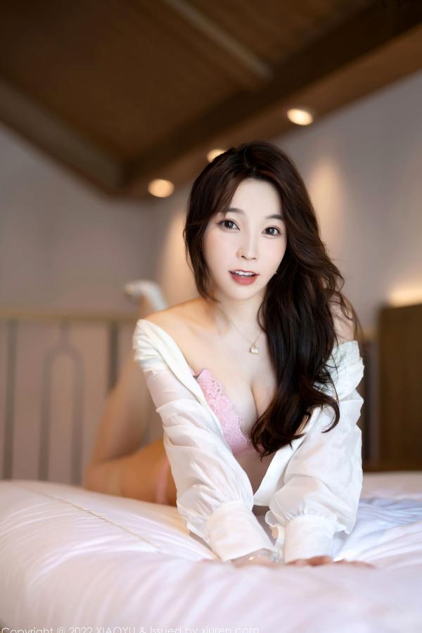    XiaoYu语画界-876-徐莉芝：纯欲白色上衣搭配粉色蕾丝内衣，私房照尽显修长美腿与极致诱惑，气质御姐的居家时刻第68张图片