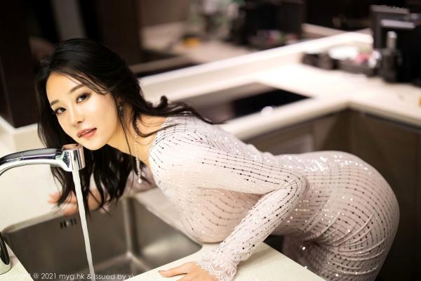   MyGirl美媛馆-蓝夏Akasha-性感白色亮片包臀连衣裙女神写真，肉丝长腿演绎优雅诱惑，气质出众，尽显迷人曲线，室内精致视觉大片第9张图片