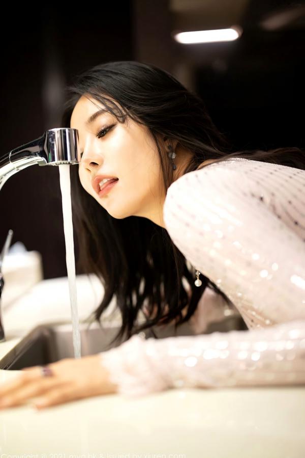    MyGirl美媛馆-蓝夏Akasha-性感白色亮片包臀连衣裙女神写真，肉丝长腿演绎优雅诱惑，气质出众，尽显迷人曲线，室内精致视觉大片第12张图片