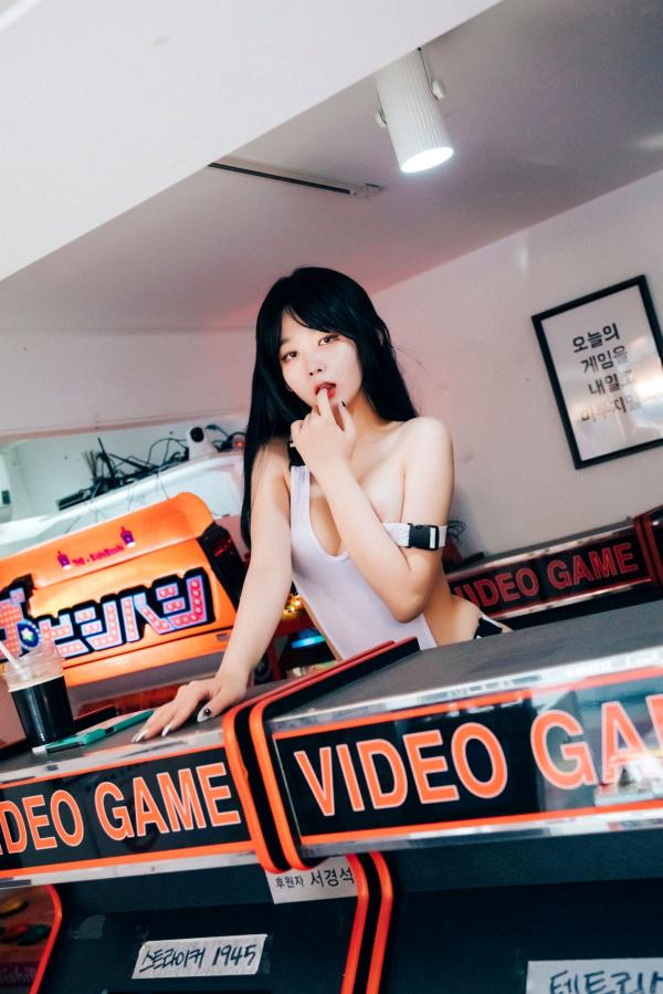    韩国美女琪雅Zia街机厅私房写真，修身连体衣展现撩人曲线，清纯少女的性感诱惑套图第6张图片