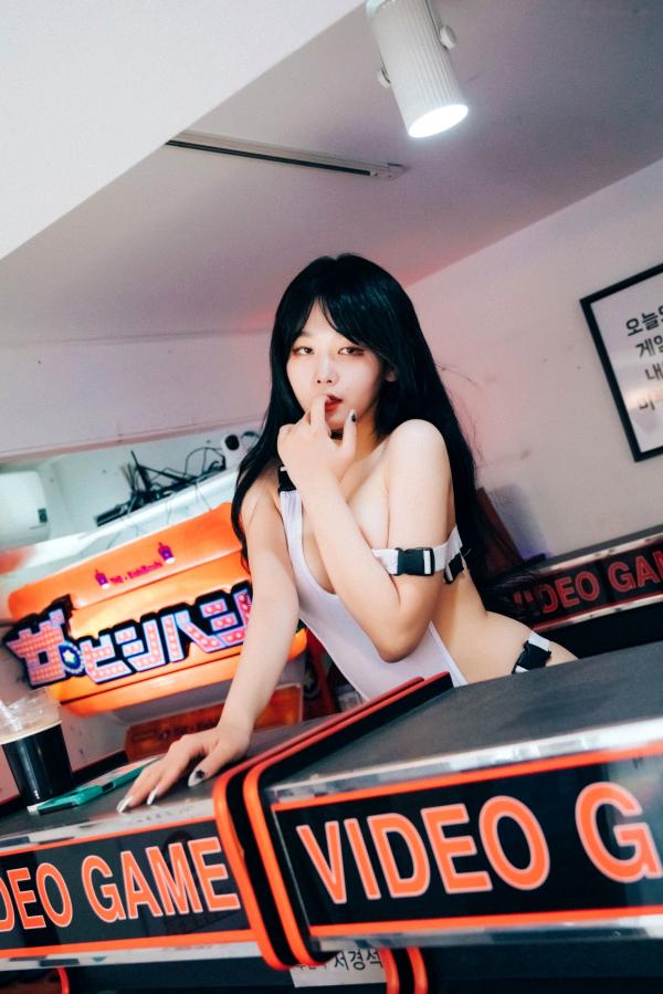    韩国美女琪雅Zia街机厅私房写真，修身连体衣展现撩人曲线，清纯少女的性感诱惑套图第7张图片