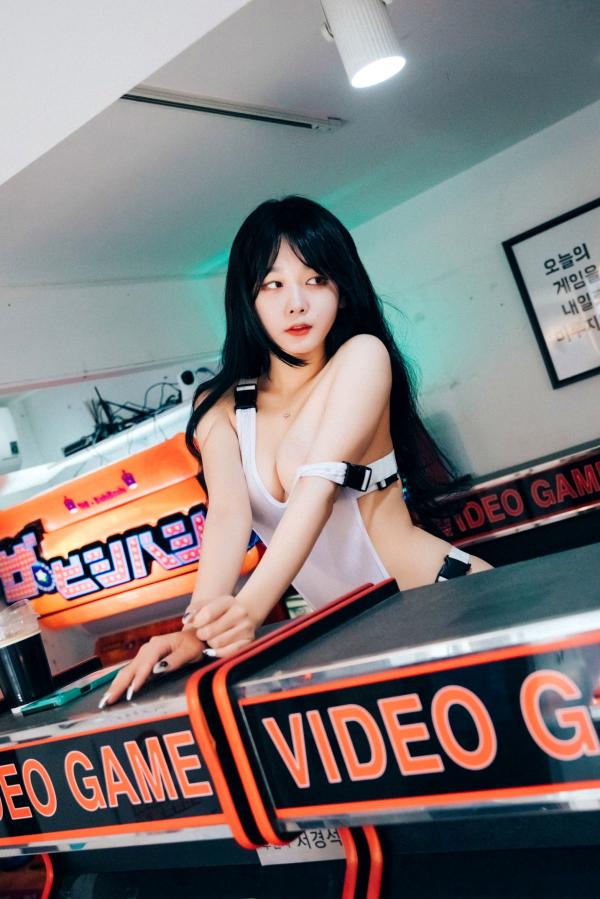    韩国美女琪雅Zia街机厅私房写真，修身连体衣展现撩人曲线，清纯少女的性感诱惑套图第8张图片