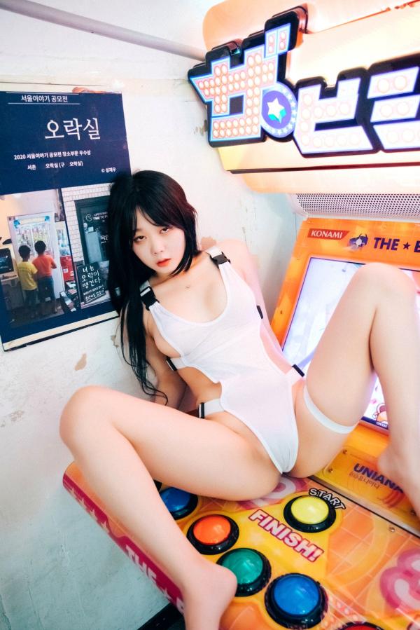    韩国美女琪雅Zia街机厅私房写真，修身连体衣展现撩人曲线，清纯少女的性感诱惑套图第36张图片