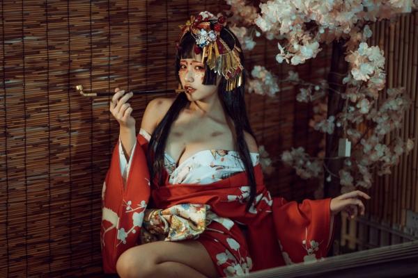    一笑芳香沁-箱庭妖怪：极致古风绳艺写真，红袍诱惑暗黑美学，极品模特抚琴私房大尺度呈现第1张图片