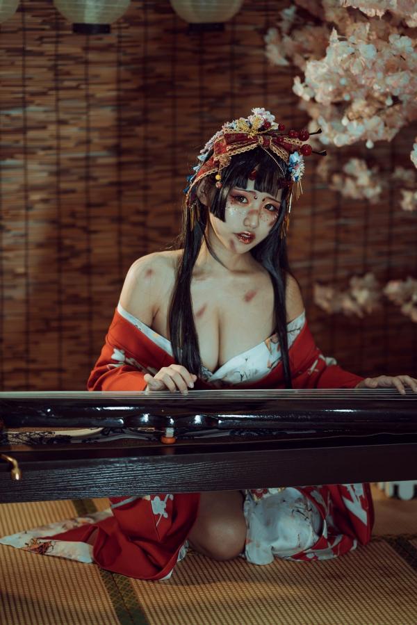    一笑芳香沁-箱庭妖怪：极致古风绳艺写真，红袍诱惑暗黑美学，极品模特抚琴私房大尺度呈现第17张图片
