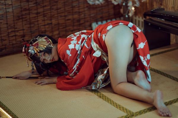    一笑芳香沁-箱庭妖怪：极致古风绳艺写真，红袍诱惑暗黑美学，极品模特抚琴私房大尺度呈现第18张图片