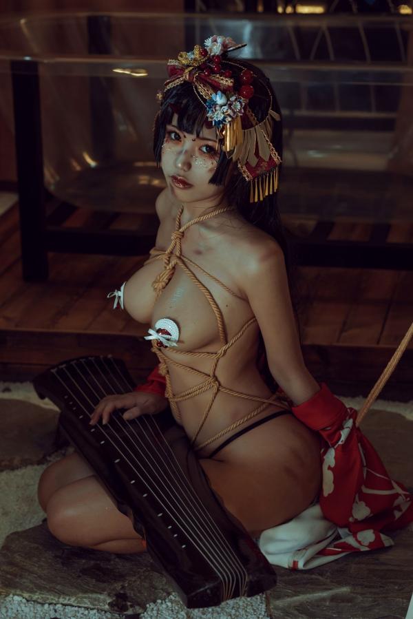    一笑芳香沁-箱庭妖怪：极致古风绳艺写真，红袍诱惑暗黑美学，极品模特抚琴私房大尺度呈现第20张图片
