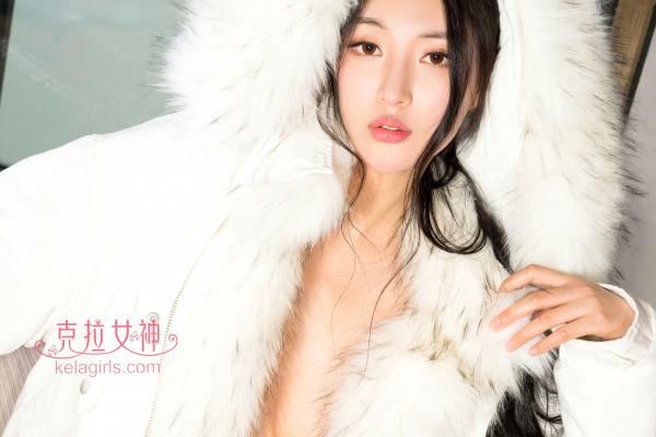   KelaGirls克拉女神-2018.03.08-璇子-《北极与赤道》-冬日室内极致性感私房写真，毛领羽绒服内的撩人诱惑，尽展傲人身材第7张图片