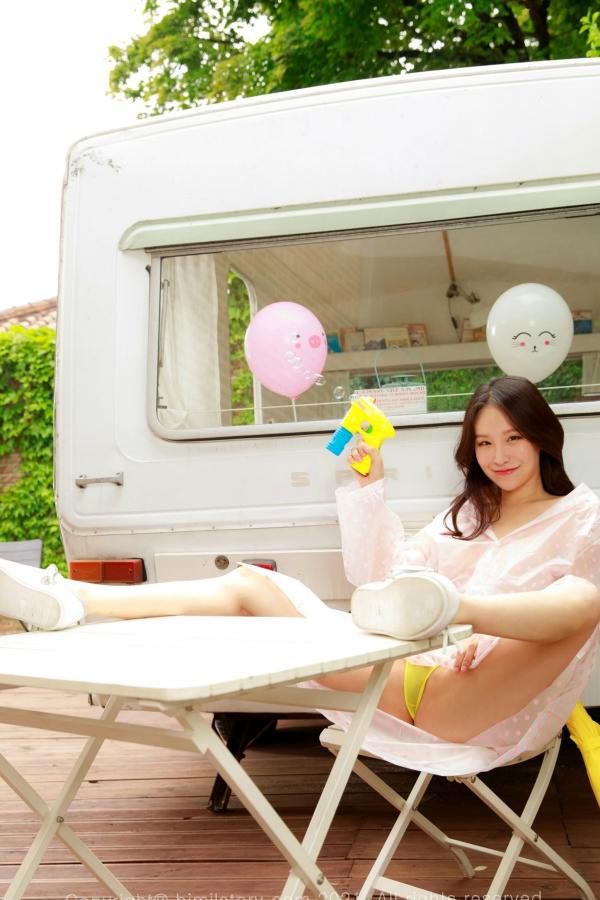    韩国美女Leesul-雨后户外写真，透视雨衣诱惑与清纯俏皮，房车旁的泡泡午休时间-Bimilstory Vol.04第4张图片