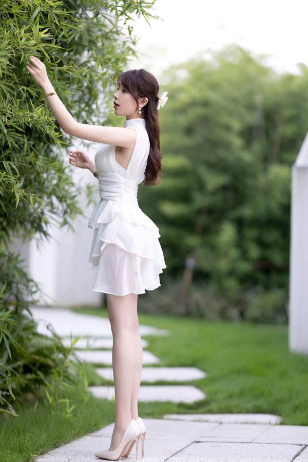    XiaoYu语画界-徐莉芝：纯欲白裙私房写真，极致修长美腿，尽显优雅性感诱惑第4张图片