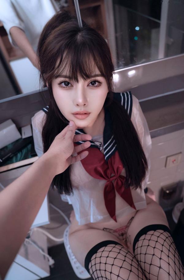    恋恋艾妮JK制服诱惑，浴室私房透视黑丝渔网袜，大胆撩人清纯反差风第7张图片