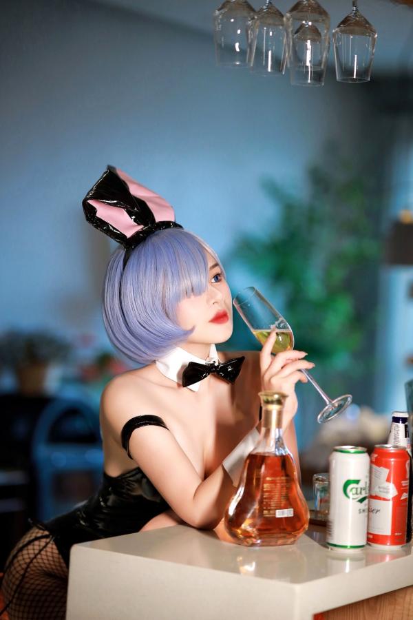    桃暖酱-雷姆兔女郎COS：性感私房照，黑色漆皮连体衣搭配诱惑渔网袜，极致大胆的动漫角色扮演视觉盛宴第8张图片