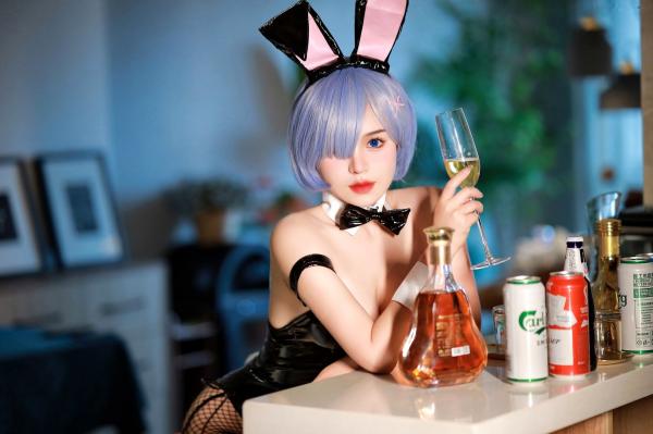    桃暖酱-雷姆兔女郎COS：性感私房照，黑色漆皮连体衣搭配诱惑渔网袜，极致大胆的动漫角色扮演视觉盛宴第9张图片