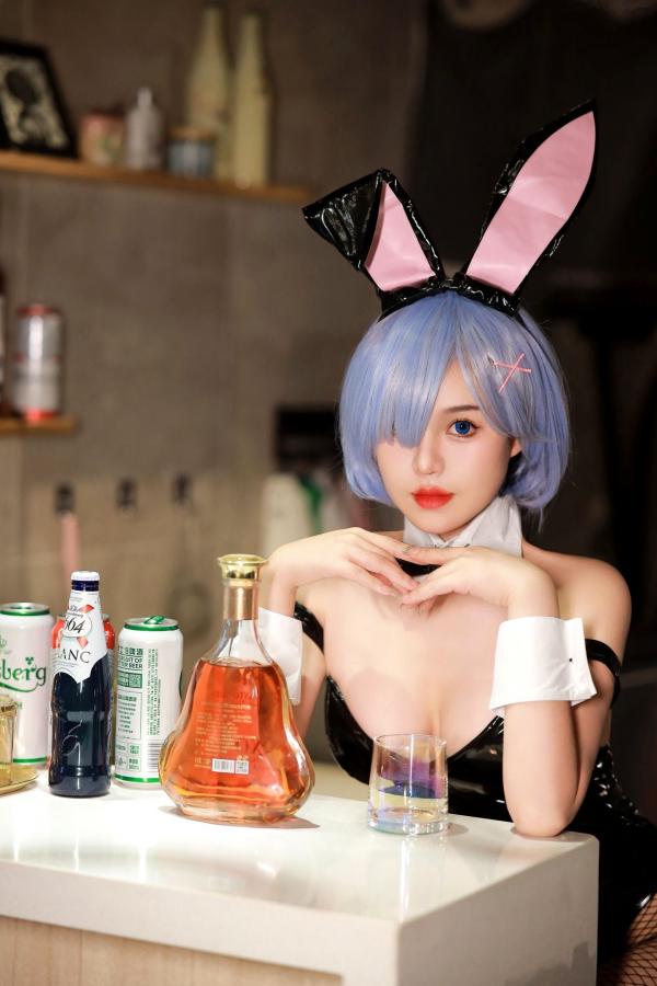    桃暖酱-雷姆兔女郎COS：性感私房照，黑色漆皮连体衣搭配诱惑渔网袜，极致大胆的动漫角色扮演视觉盛宴第10张图片