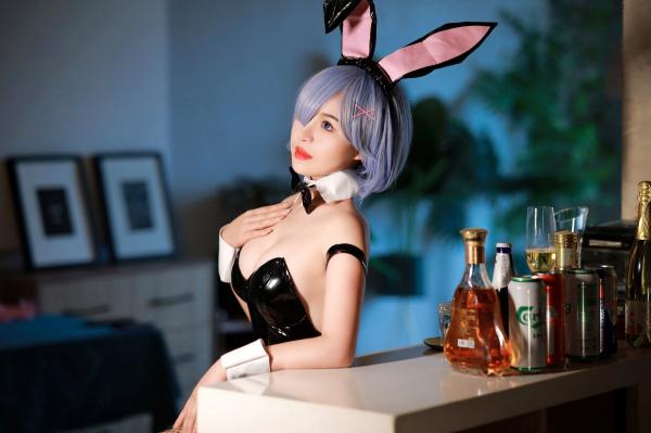    桃暖酱-雷姆兔女郎COS：性感私房照，黑色漆皮连体衣搭配诱惑渔网袜，极致大胆的动漫角色扮演视觉盛宴第11张图片