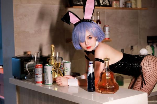    桃暖酱-雷姆兔女郎COS：性感私房照，黑色漆皮连体衣搭配诱惑渔网袜，极致大胆的动漫角色扮演视觉盛宴第36张图片