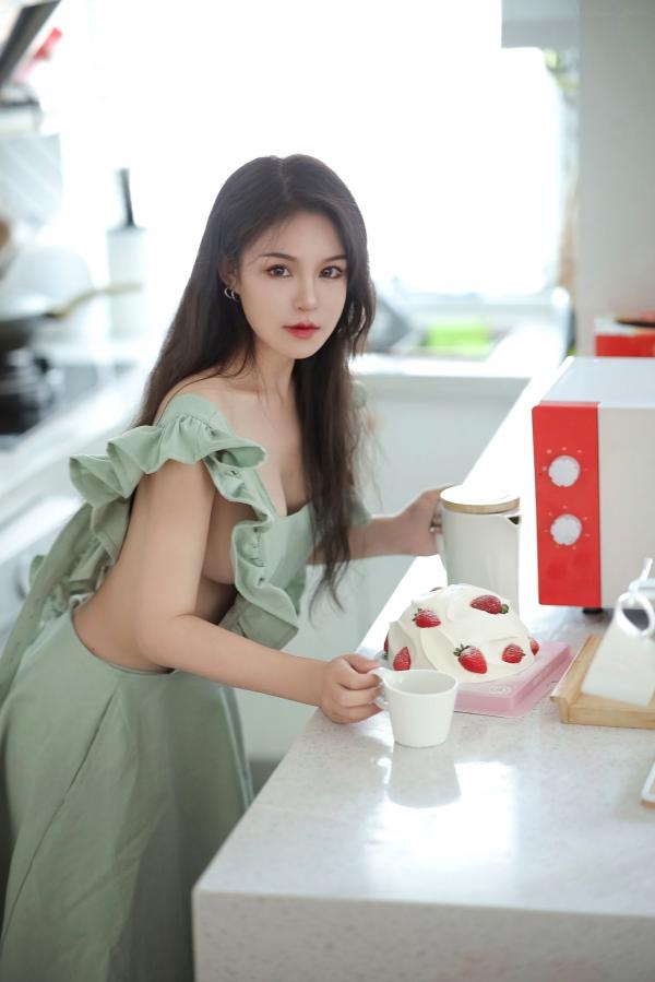    桃暖酱-厨房日记：清新围裙居家风，极致白嫩曲线诱惑，私房摄影风格大片第1张图片