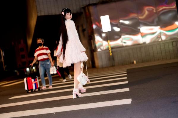    落落raku-似水流年：洛丽塔街拍梦幻夜景，甜美清纯少女的都市夜色写真第20张图片