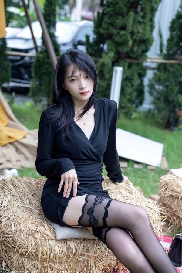    IMiss爱蜜社-643-Lynn刘奕宁-热带泳池桨板黑比基尼-户外黑裙丝袜-优雅女神私房写真第39张图片