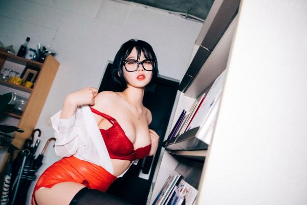    韩国美女琪雅Zia办公室制服诱惑，极致黑丝私房写真，火辣红色内衣职场风，性感诱惑大尺度收藏第11张图片