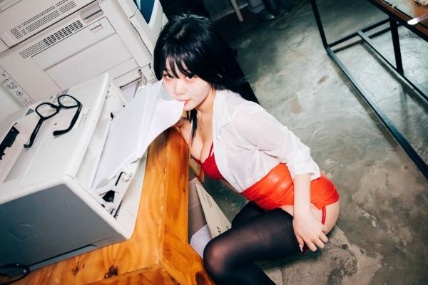    韩国美女琪雅Zia办公室制服诱惑，极致黑丝私房写真，火辣红色内衣职场风，性感诱惑大尺度收藏第26张图片