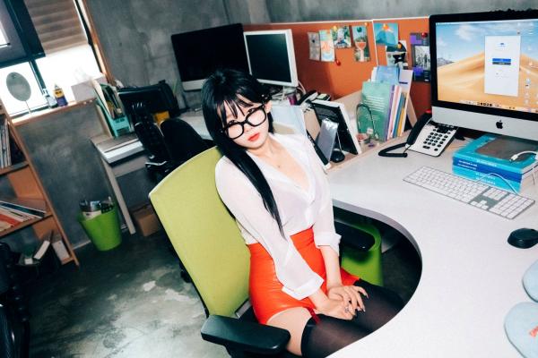    韩国美女琪雅Zia办公室制服诱惑，极致黑丝私房写真，火辣红色内衣职场风，性感诱惑大尺度收藏第34张图片