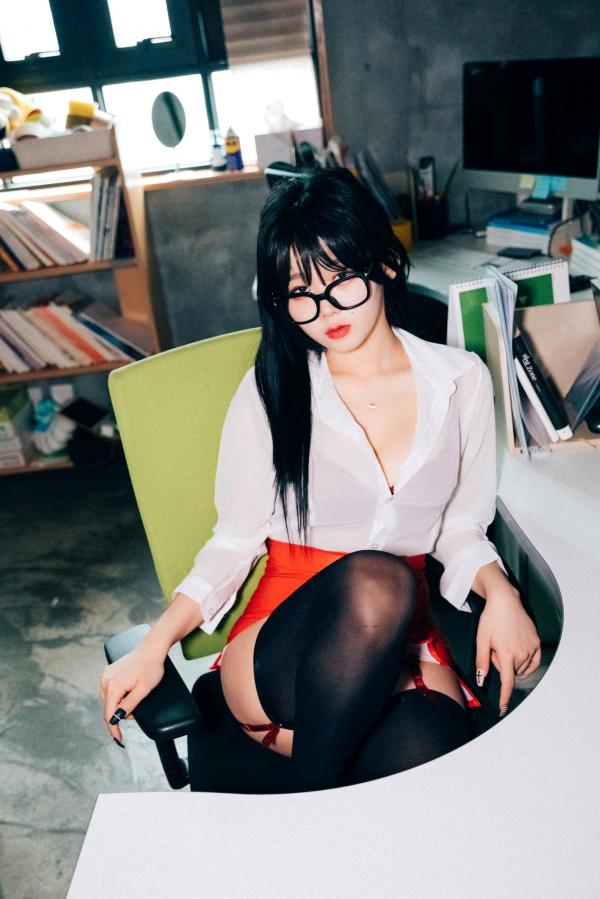    韩国美女琪雅Zia办公室制服诱惑，极致黑丝私房写真，火辣红色内衣职场风，性感诱惑大尺度收藏第35张图片
