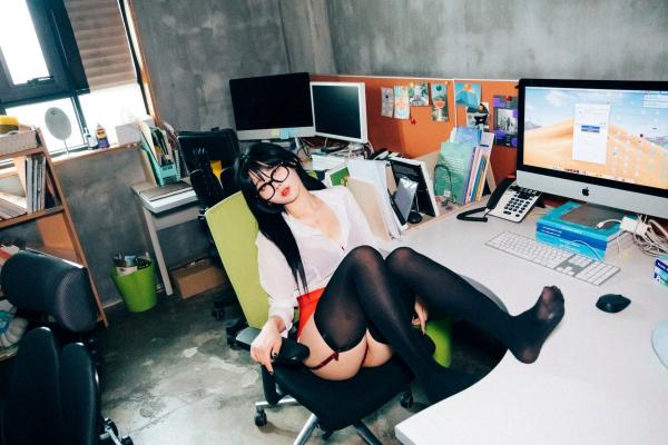    韩国美女琪雅Zia办公室制服诱惑，极致黑丝私房写真，火辣红色内衣职场风，性感诱惑大尺度收藏第36张图片