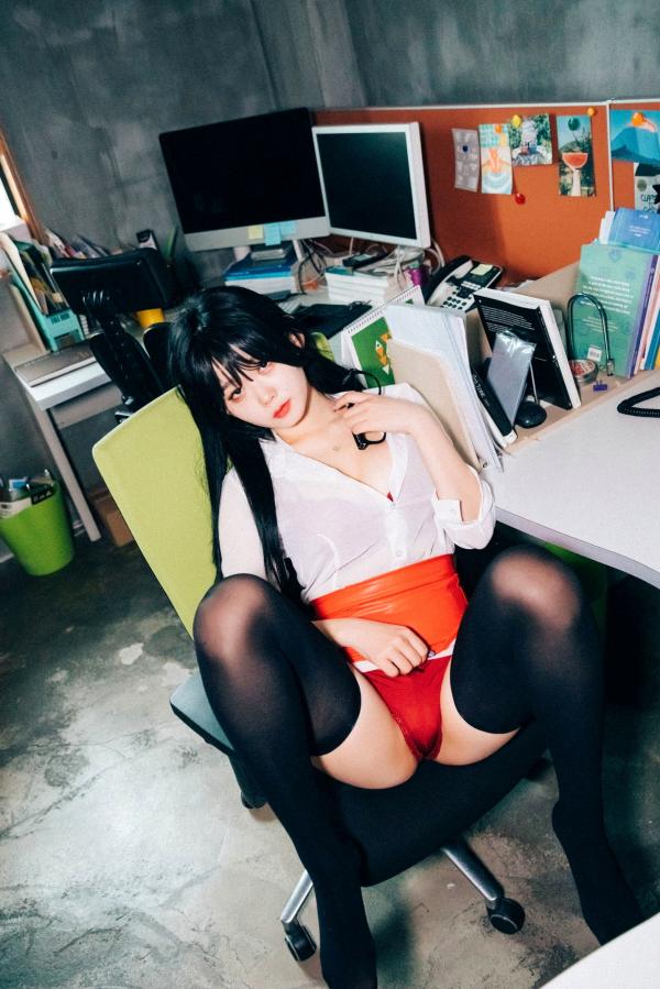    韩国美女琪雅Zia办公室制服诱惑，极致黑丝私房写真，火辣红色内衣职场风，性感诱惑大尺度收藏第41张图片