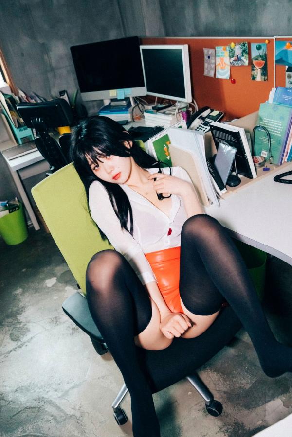    韩国美女琪雅Zia办公室制服诱惑，极致黑丝私房写真，火辣红色内衣职场风，性感诱惑大尺度收藏第42张图片