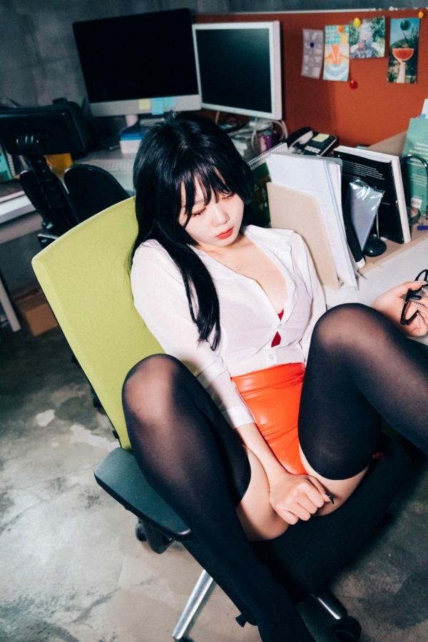    韩国美女琪雅Zia办公室制服诱惑，极致黑丝私房写真，火辣红色内衣职场风，性感诱惑大尺度收藏第43张图片