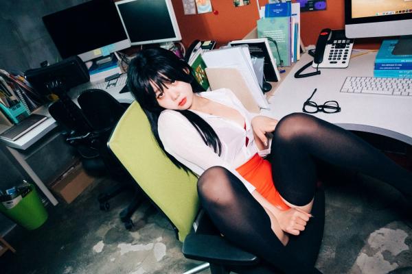    韩国美女琪雅Zia办公室制服诱惑，极致黑丝私房写真，火辣红色内衣职场风，性感诱惑大尺度收藏第44张图片