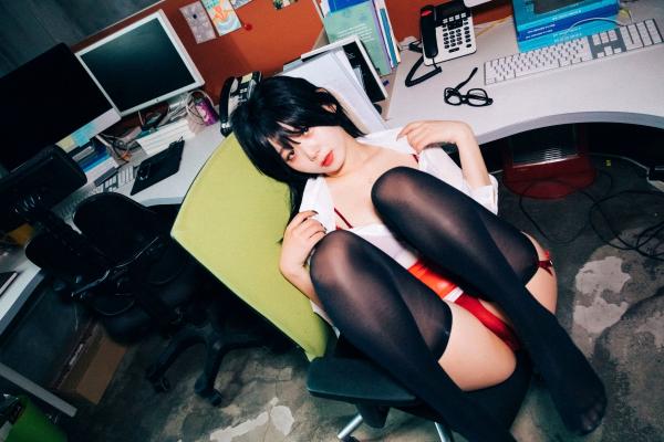    韩国美女琪雅Zia办公室制服诱惑，极致黑丝私房写真，火辣红色内衣职场风，性感诱惑大尺度收藏第48张图片