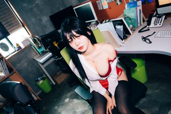    韩国美女琪雅Zia办公室制服诱惑，极致黑丝私房写真，火辣红色内衣职场风，性感诱惑大尺度收藏第53张图片