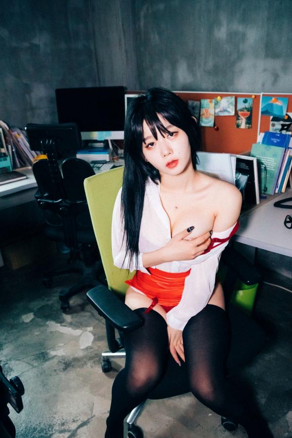    韩国美女琪雅Zia办公室制服诱惑，极致黑丝私房写真，火辣红色内衣职场风，性感诱惑大尺度收藏第54张图片
