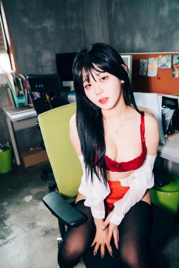   韩国美女琪雅Zia办公室制服诱惑，极致黑丝私房写真，火辣红色内衣职场风，性感诱惑大尺度收藏第55张图片
