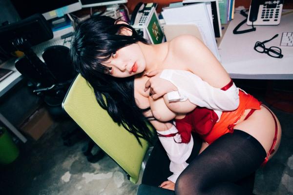    韩国美女琪雅Zia办公室制服诱惑，极致黑丝私房写真，火辣红色内衣职场风，性感诱惑大尺度收藏第62张图片