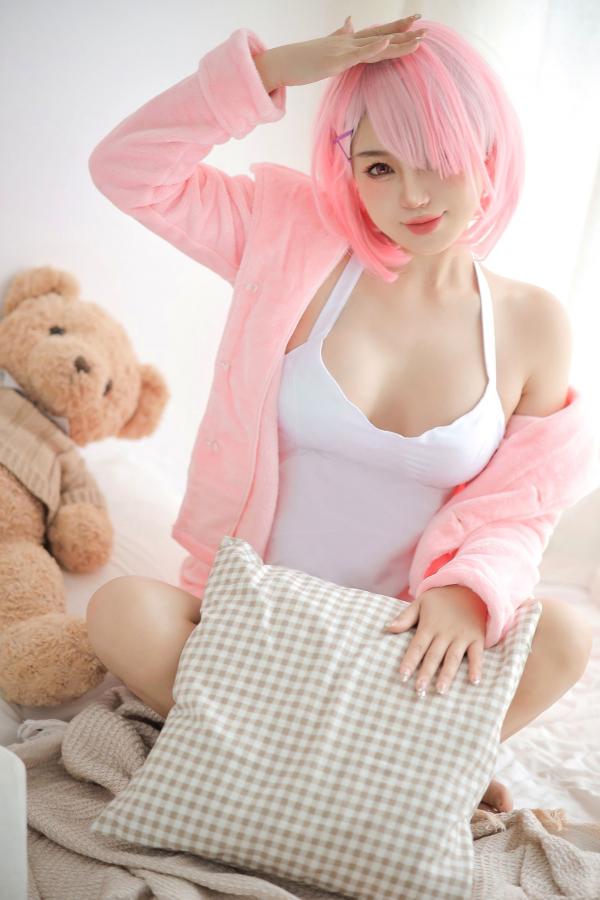    《桃暖酱-秘密》粉色短发少女cosplay唯美家居私房照，白皙极品身材温柔诱惑，高清无圣光绝美写真第3张图片