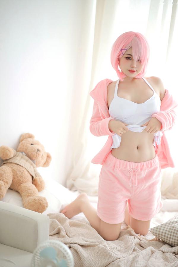    《桃暖酱-秘密》粉色短发少女cosplay唯美家居私房照，白皙极品身材温柔诱惑，高清无圣光绝美写真第5张图片