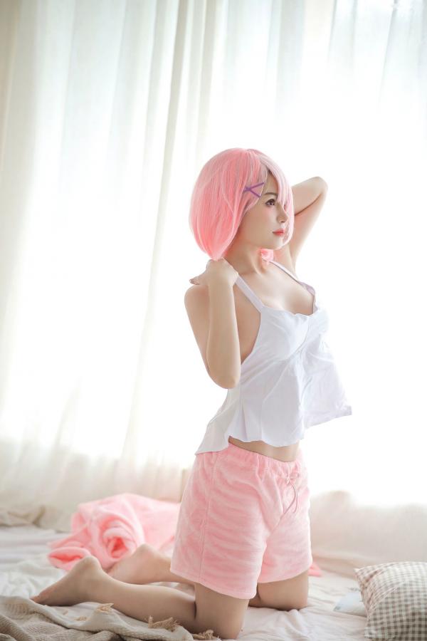    《桃暖酱-秘密》粉色短发少女cosplay唯美家居私房照，白皙极品身材温柔诱惑，高清无圣光绝美写真第6张图片