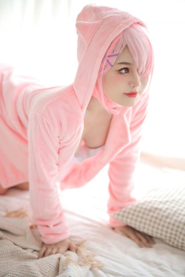    《桃暖酱-秘密》粉色短发少女cosplay唯美家居私房照，白皙极品身材温柔诱惑，高清无圣光绝美写真第8张图片