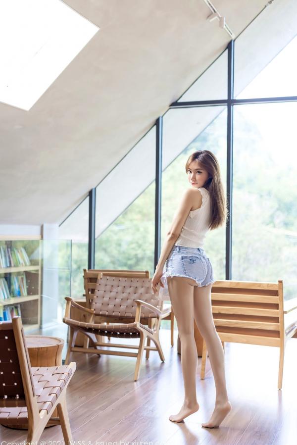    IMiss爱蜜社-638-小狐狸Kathryn-图书馆书香私房，超短牛仔裤配白皙长腿，尽显清纯诱惑与知性美第23张图片