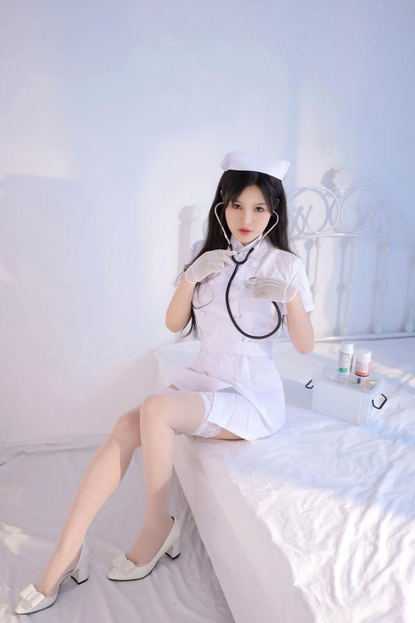    桃暖酱-纯欲护士制服诱惑，私房卧室火辣角色扮演，白丝长腿视觉盛宴第5张图片