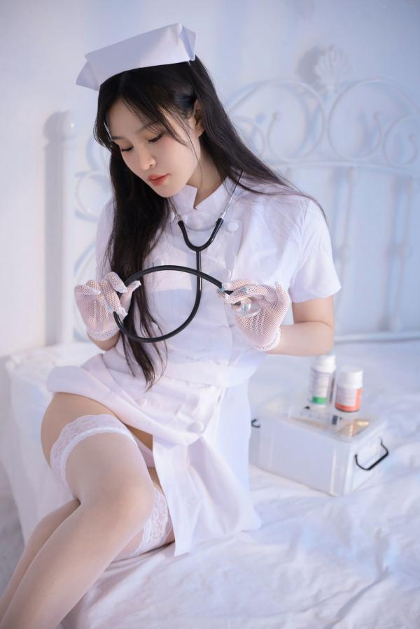    桃暖酱-纯欲护士制服诱惑，私房卧室火辣角色扮演，白丝长腿视觉盛宴第9张图片