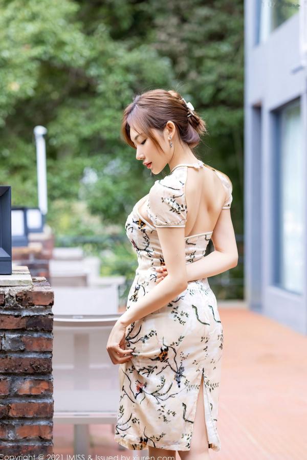    IMiss爱蜜社633-小狐狸Kathryn：白色碎花旗袍室内写真，温婉气质与丝袜诱惑，展现东方美人的曼妙身姿与极致性感。第5张图片