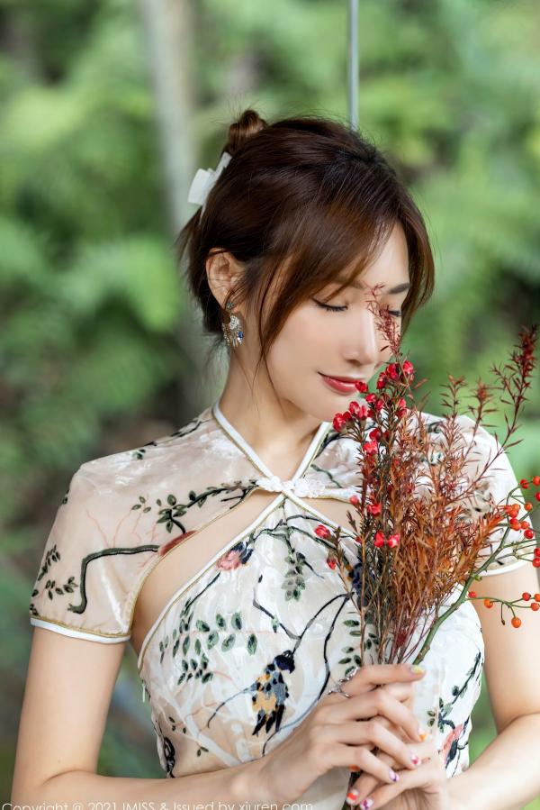    IMiss爱蜜社633-小狐狸Kathryn：白色碎花旗袍室内写真，温婉气质与丝袜诱惑，展现东方美人的曼妙身姿与极致性感。第14张图片